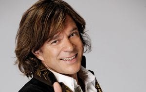 Juergen Drews vor einer grauen Leinwand