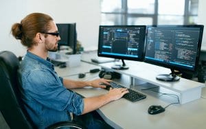 Mann Arbeitet im Büro am PC