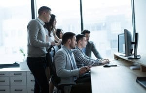 Junge Menschen Büro Software Computer Entwicklung