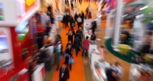 Ein Messestand, unscharf, verzerrt, bunt