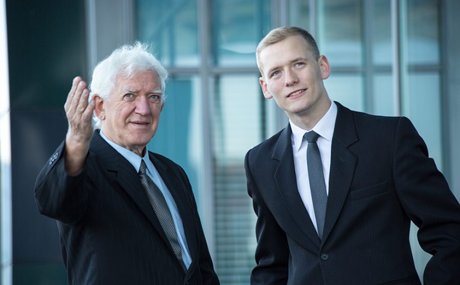 Senior Chef mit jungem Geschäftsmann