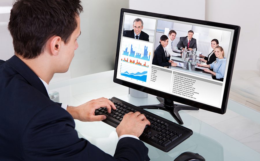 Business Mann bei Videokonferenz