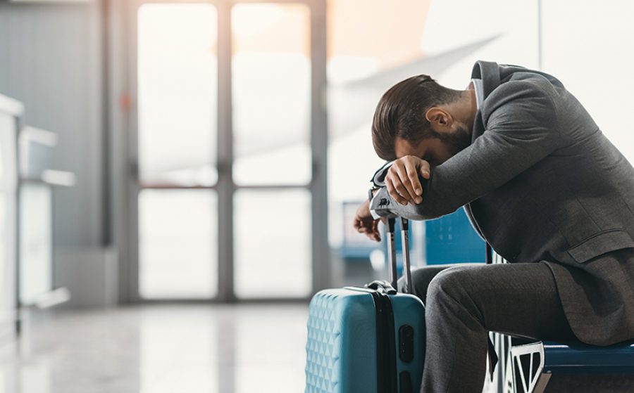 Mann wartet am Flughafen