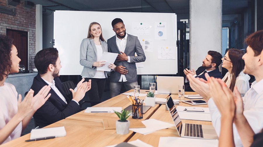 Mitarbeiter und Chef im Meeting