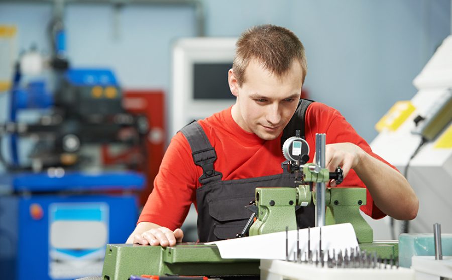 Arbeiter mit technischem Messgerät