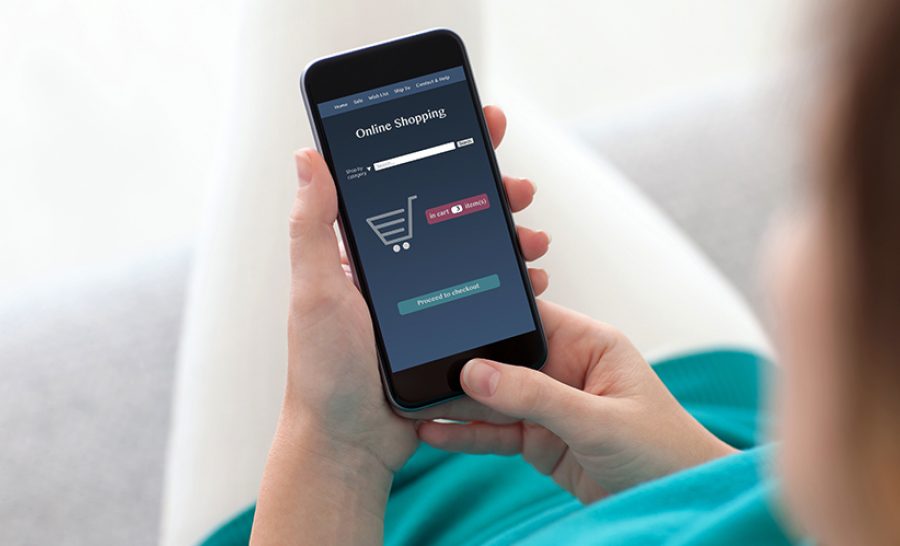 Frau bestellt im online Shop am Handy