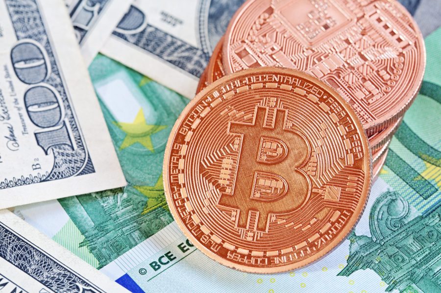 Bitcoin, Dollarscheine und Euroscheine