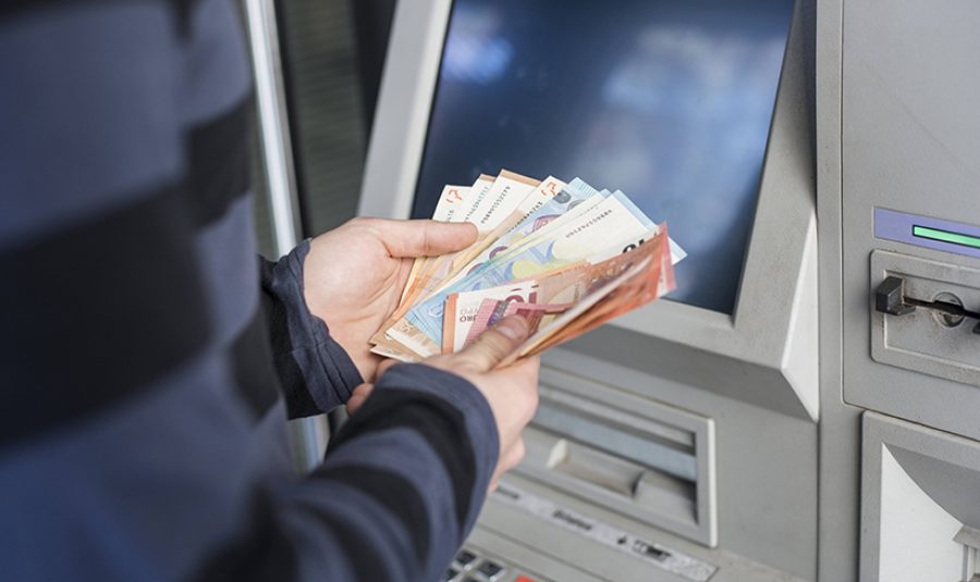 Mann mit Geld in der Hand